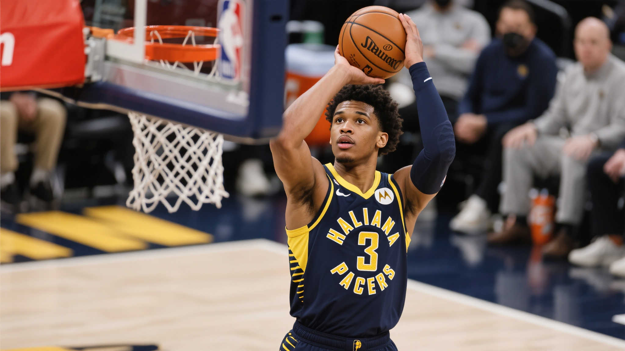 步行者队友筑人墙护航,哈利伯顿三分神射后意外受伤 步行者队友筑人墙护航,哈利伯顿三分神射后意外受伤