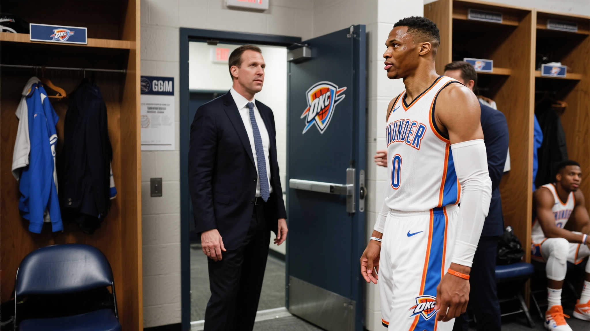 赛后雷霆GM普雷斯蒂更衣室外与威少热情拥抱,畅谈欢笑 赛后雷霆GM普雷斯蒂更衣室外与威少热情拥抱,畅谈欢笑